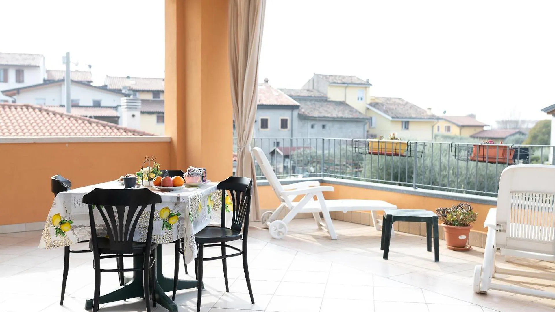 Apartment Ferienwohnung Terrazza Baciata Dal Sole Lazise Italien